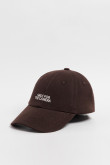 Cachucha beisbolera café oscura con bordado en frente
