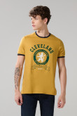 Camiseta amarilla college manga corta con contrastes