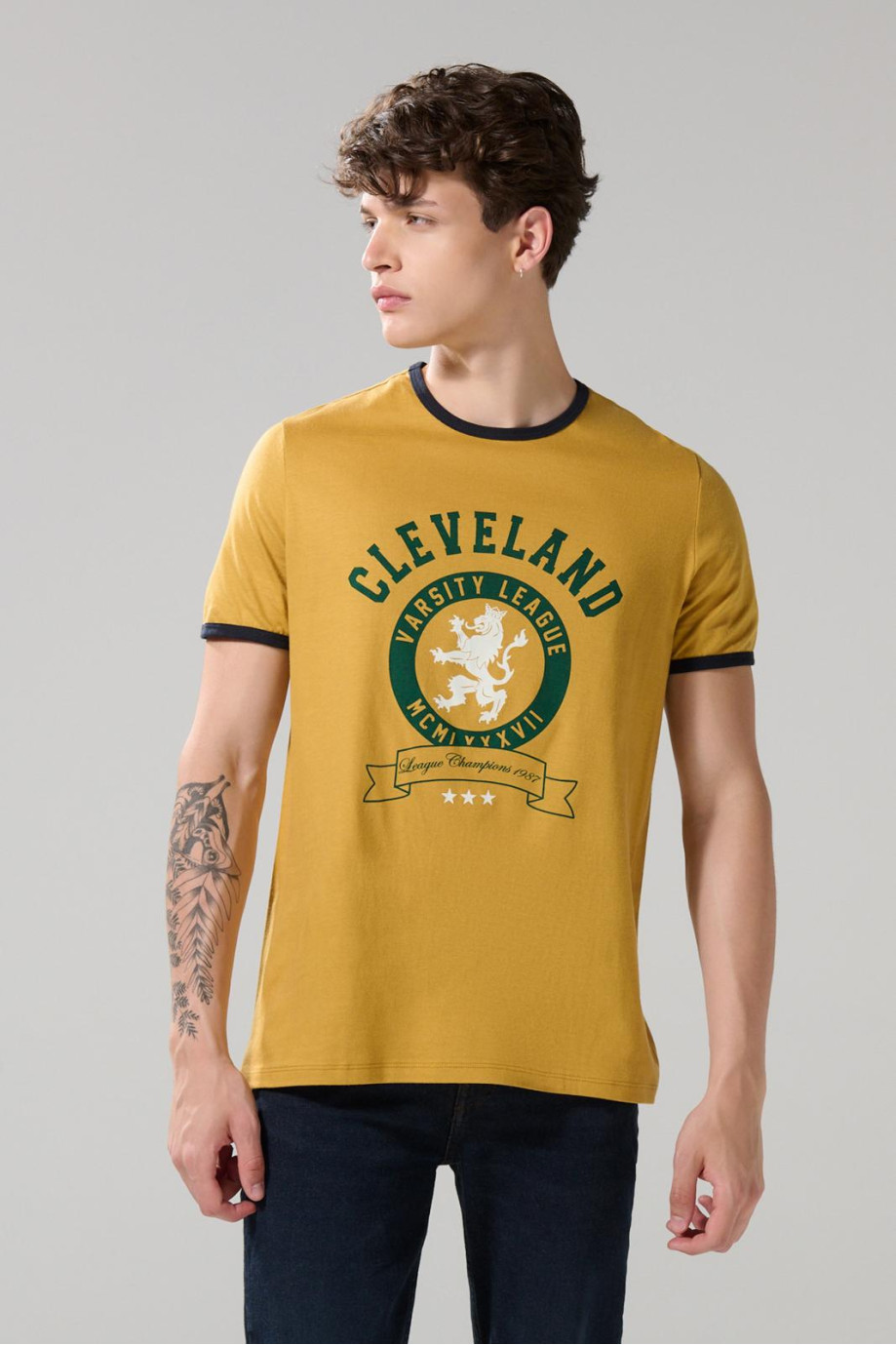 Camiseta amarilla college manga corta con contrastes