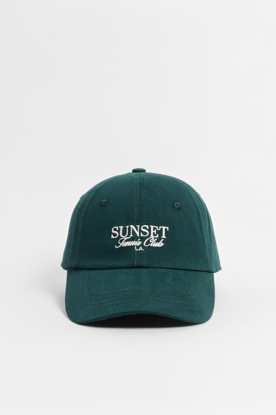 cachucha sin refuerzo, unicolor, cierre trabilla, bordado en frente en pieza y sesgo twill.