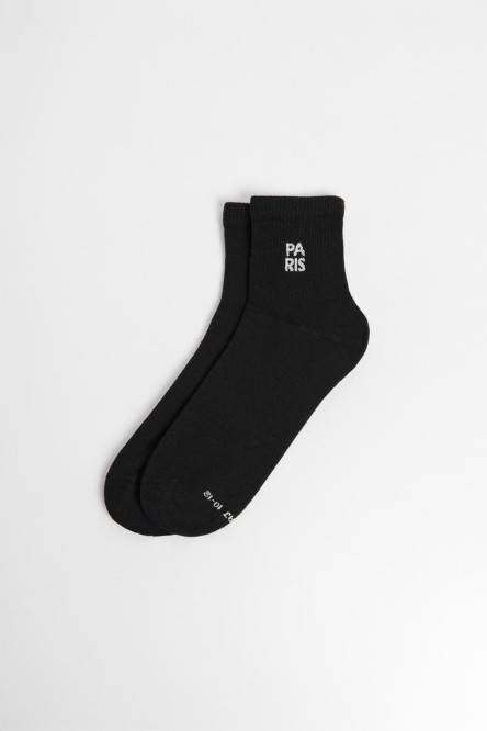 Medias unicolores cortas con texto bordado lateral