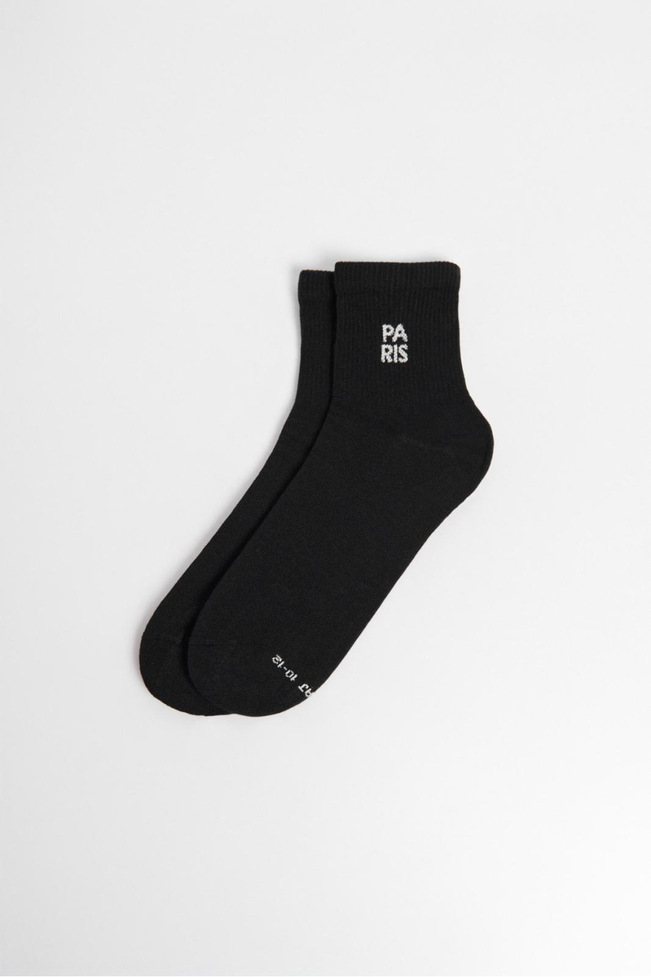 Medias unicolores cortas con texto bordado lateral