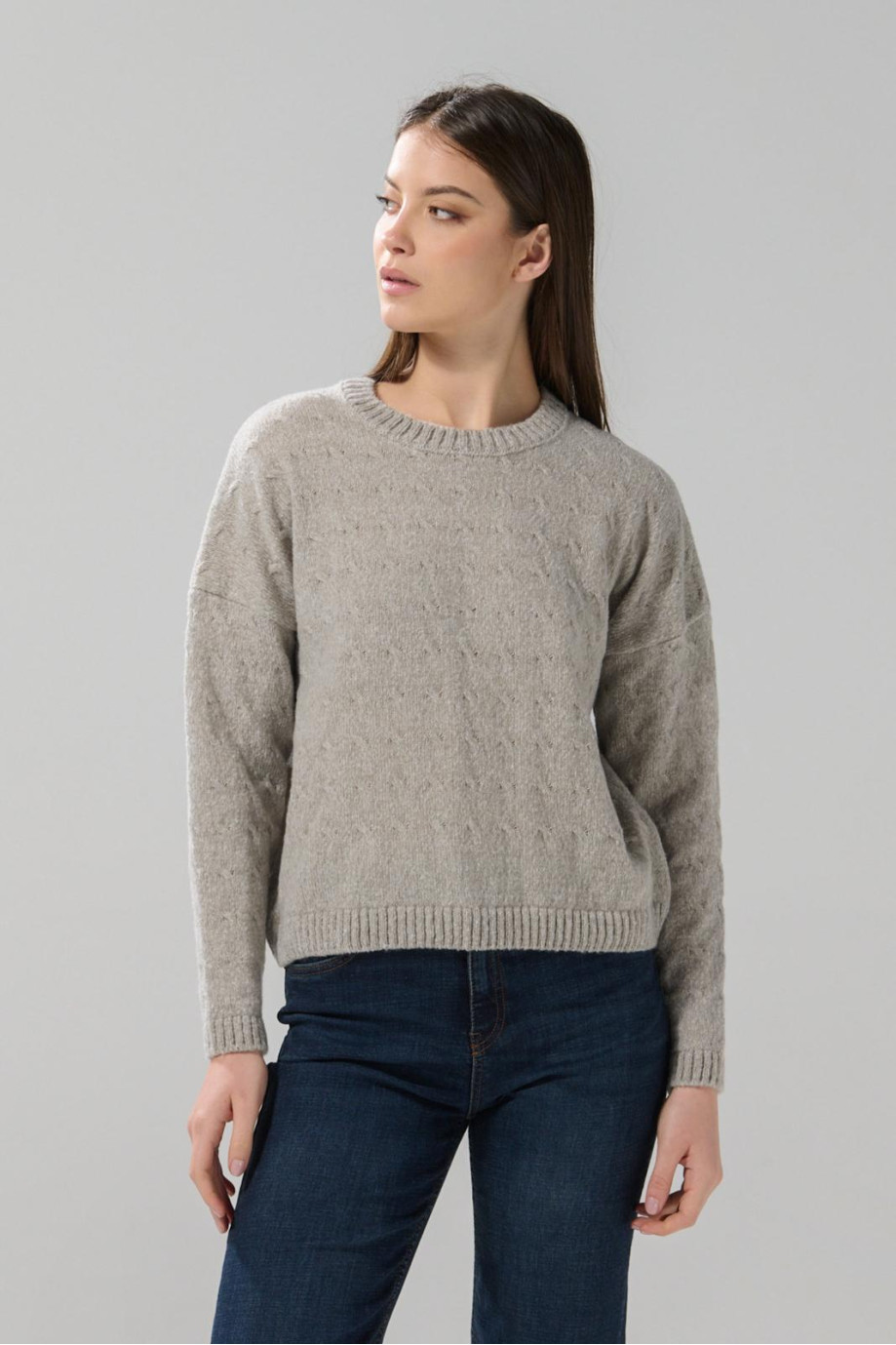 Suéter café medio cuello redondo con hombro rodado