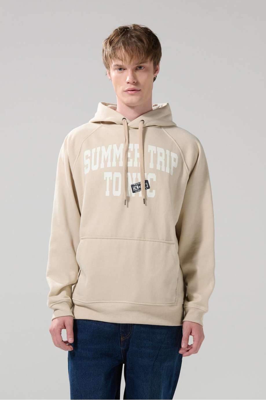 Buzo manga ranglan kaki con capota y diseño college