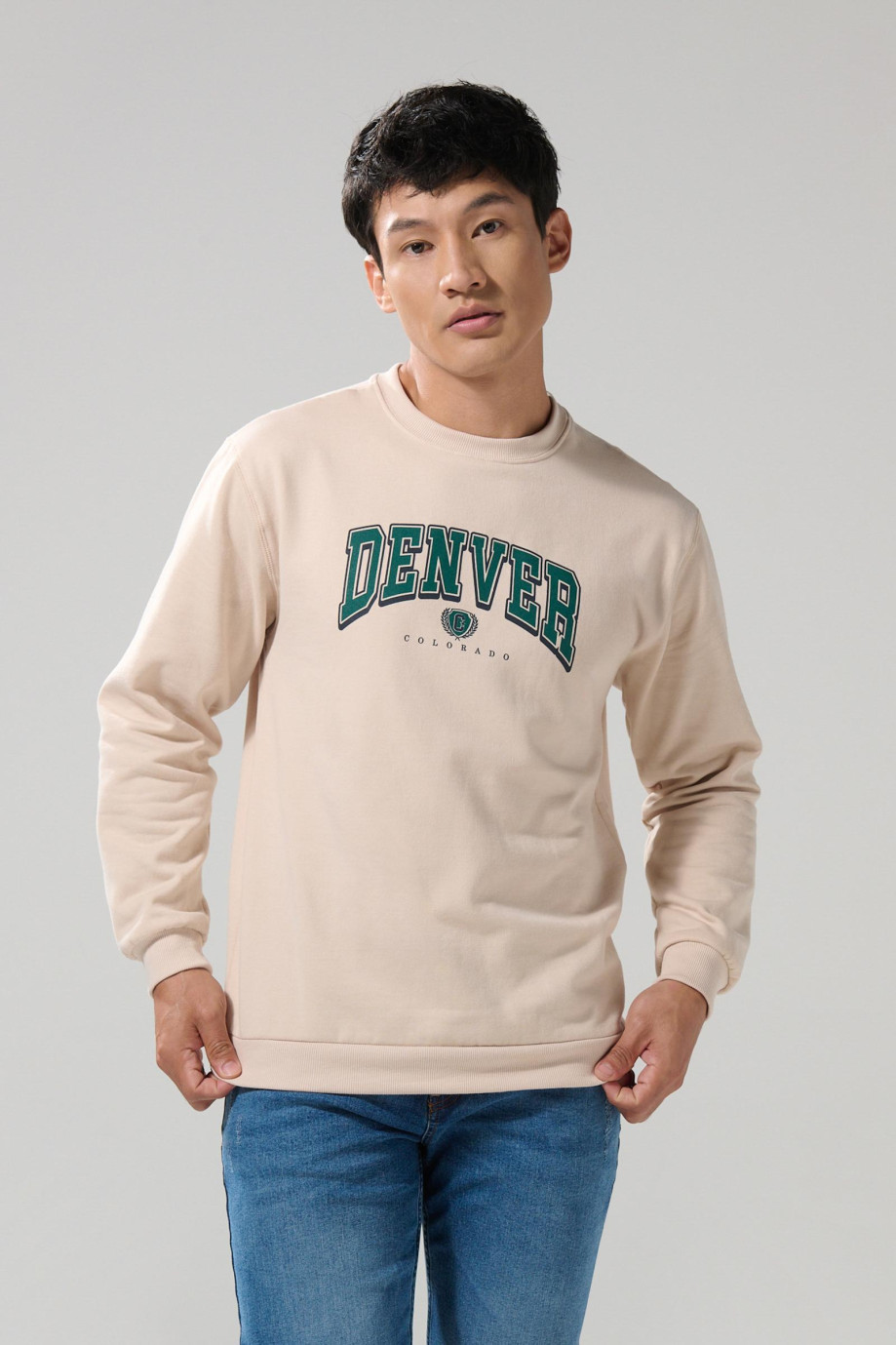 Buzo cuello redondo kaki claro con texto college