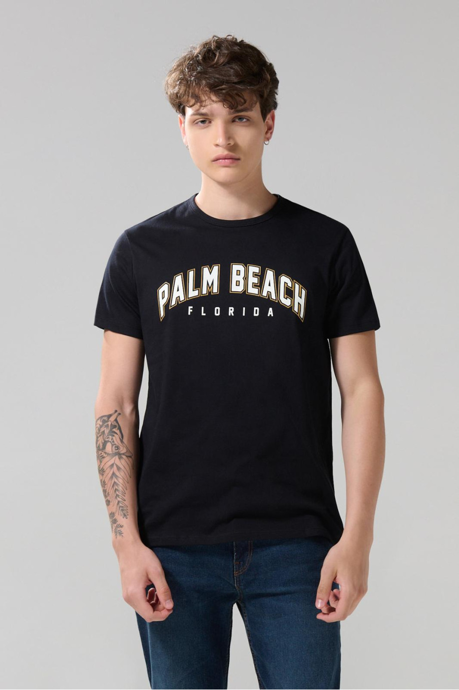 Camiseta en algodón negra con manga corta y cuello redondo