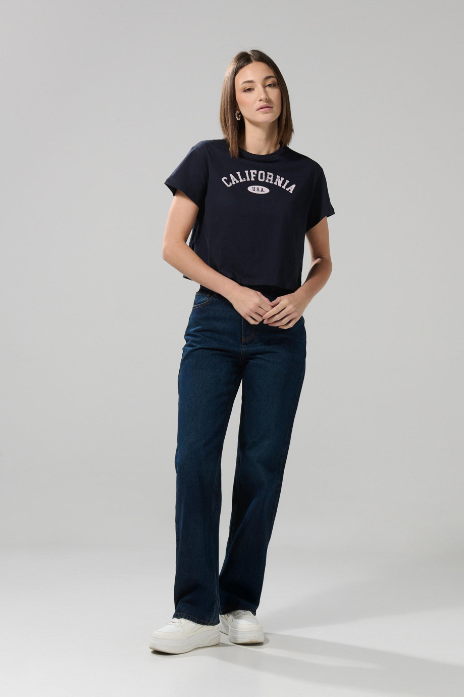 Camiseta crop top azul intensa con arte college en contraste