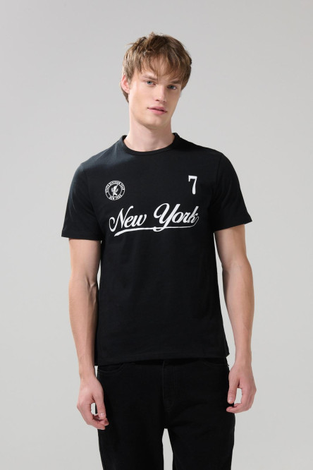 Camiseta negra con texto college en frente y cuello redondo