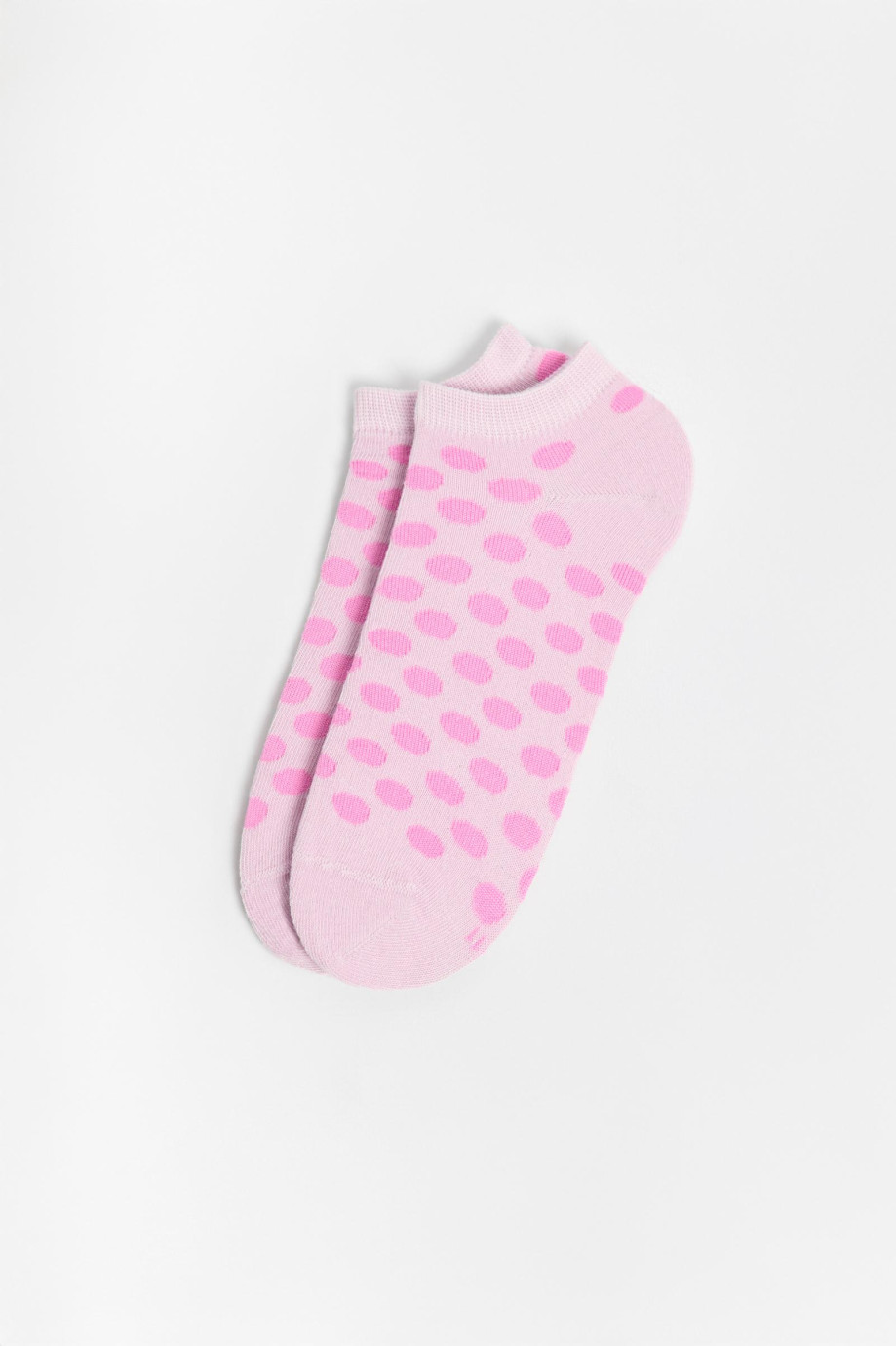 Medias tobilleras lilas con diseños de puntos rosados