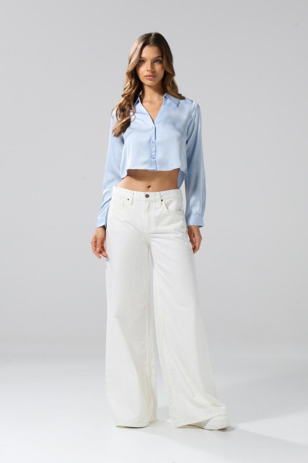 Jean crema claro palazzo con tiro medio y bota ancha