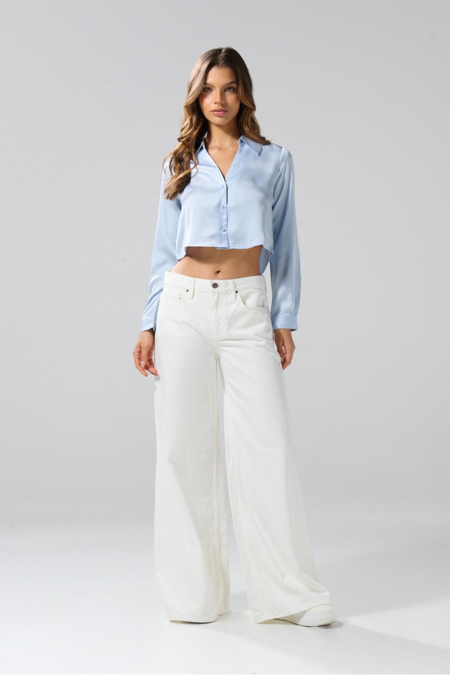 Jean crema claro palazzo con tiro medio y bota ancha