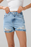 Short de jean azul claro con rotos en frente y tiro alto