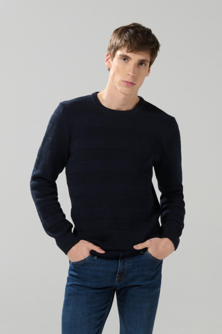 Suéter cuello redondo azul intenso con texturas de canal