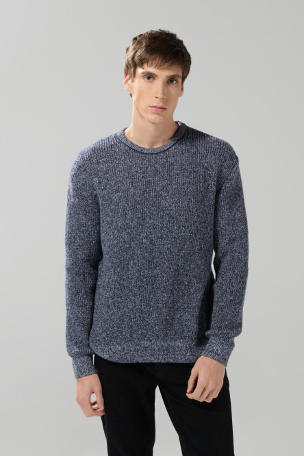 Suéter azul oscuro tejido con texturas y cuello redondo