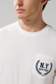 Camiseta con bolsillo crema college y manga corta