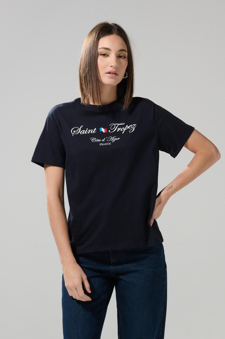 Camiseta college en algodón azul con manga corta