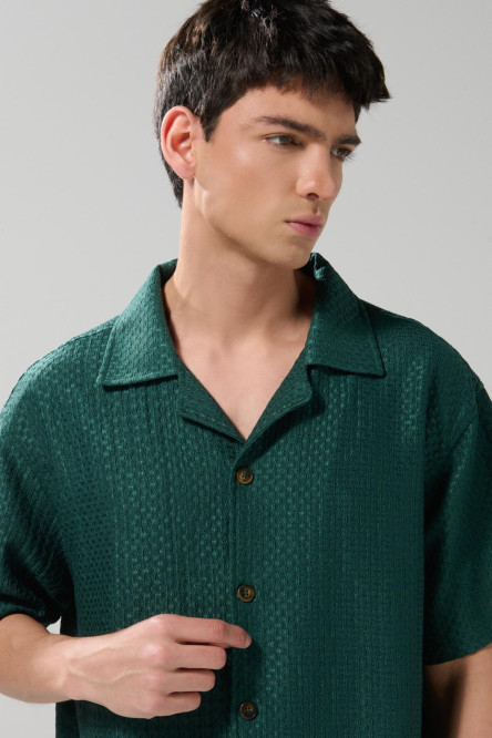 Camisa cuello resort tejida unicolor con texturas