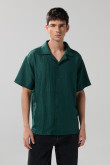 Camisa cuello resort tejida unicolor con texturas