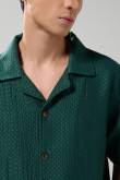 Camisa cuello resort tejida unicolor con texturas