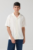 Camisa cuello resort tejida unicolor con texturas