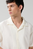 Camisa cuello resort tejida unicolor con texturas