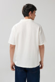 Camisa cuello resort tejida unicolor con texturas