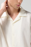 Camisa cuello resort tejida unicolor con texturas