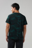 Camiseta verde manga corta college con diseño camuflado
