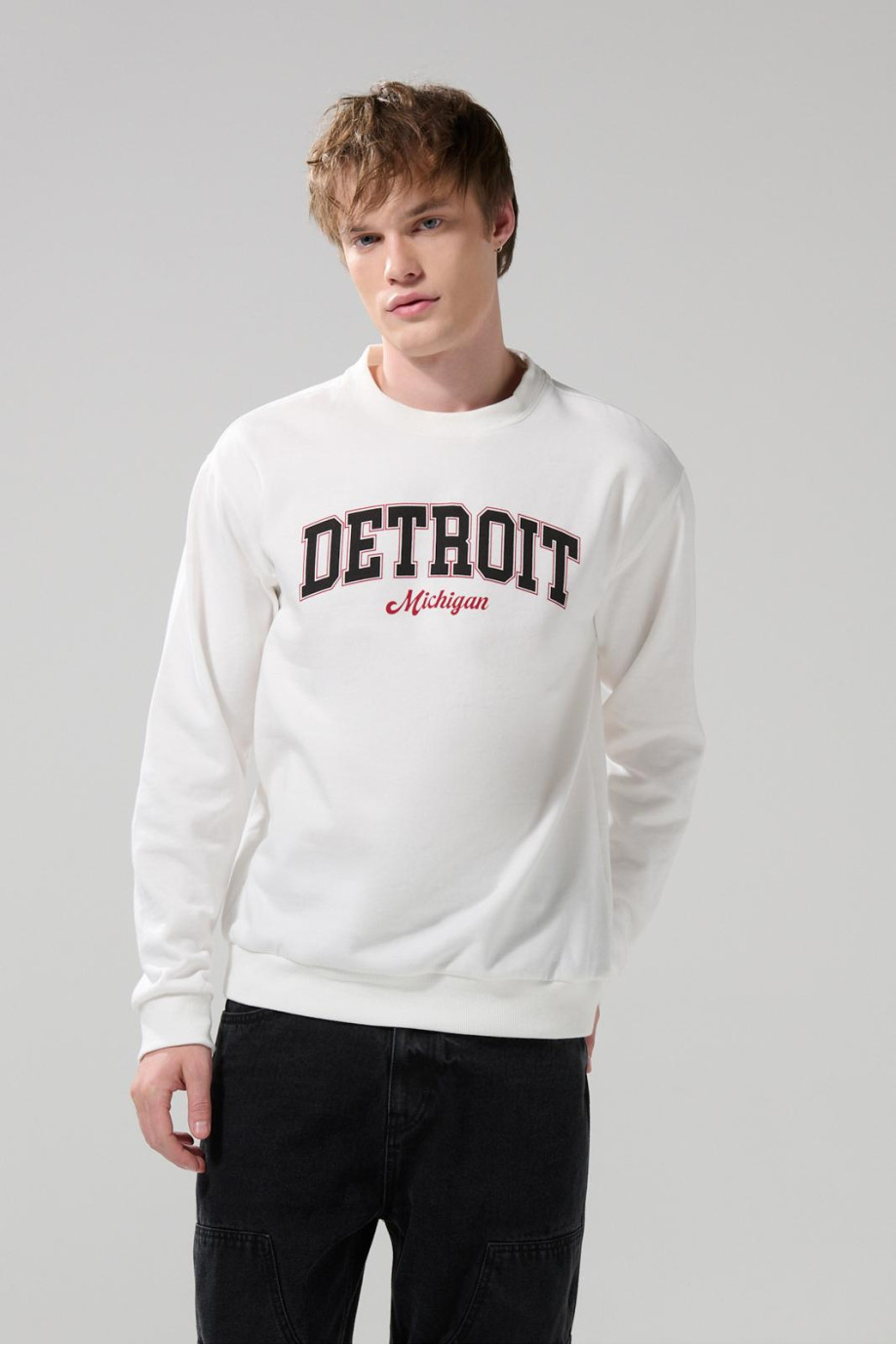 Buzo cuello redondo college crema con manga larga