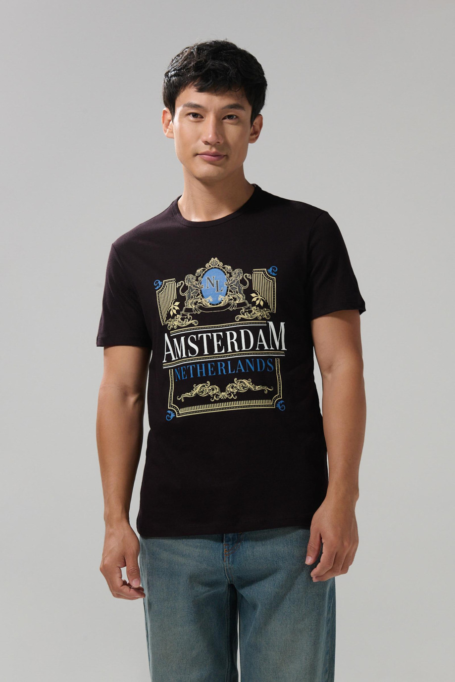 Camiseta en algodón ajustada negra con cuello redondo