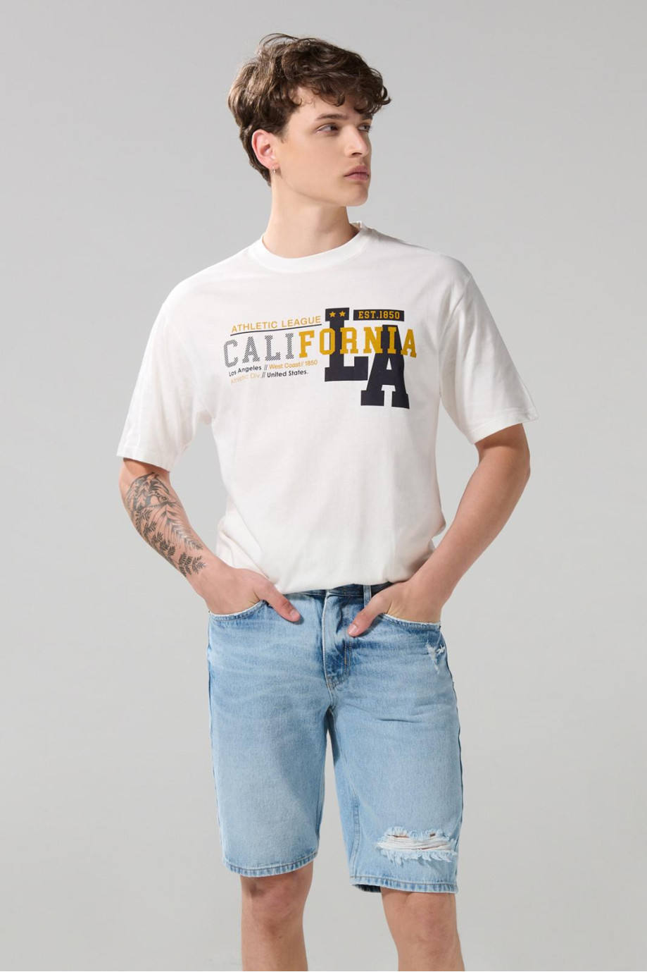 Bermuda de jean azul slim tiro bajo con rotos en frente