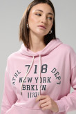 Buzo rosado claro oversize con arte college y capota