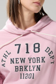 Buzo rosado claro oversize con arte college y capota