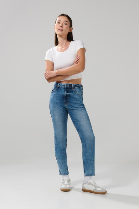Jean azul medio tipo mom bota recta con tiro súper alto