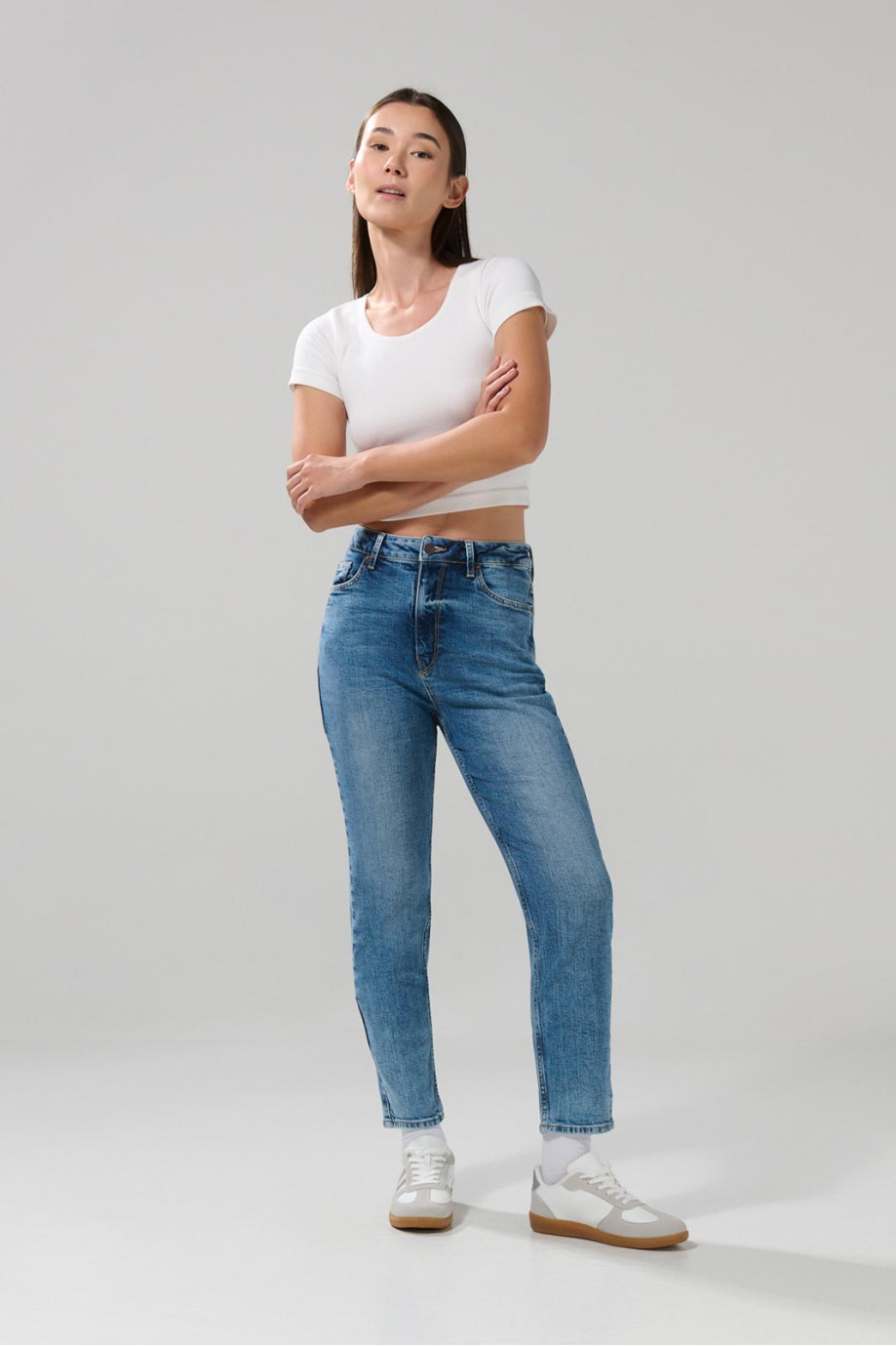 Jean azul medio tipo mom bota recta con tiro súper alto