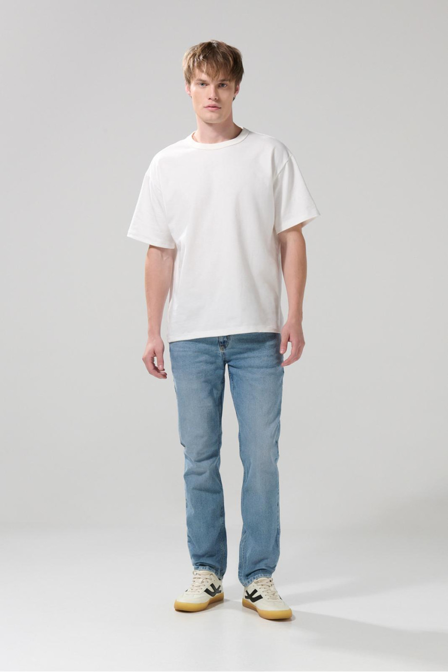 Jean slim azul claro tiro bajo con desgastes y bolsillos