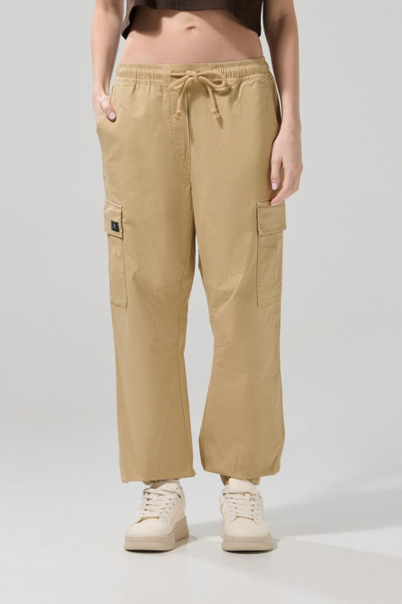 Pantalón cargo unicolor con tiro alto y bolsillos
