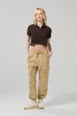 Pantalón cargo unicolor con tiro alto y bolsillos