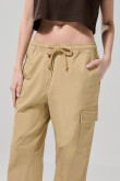 Pantalón cargo unicolor con tiro alto y bolsillos