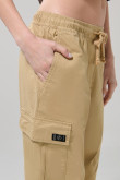Pantalón cargo unicolor con tiro alto y bolsillos