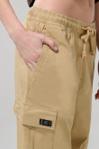 Pantalón cargo unicolor con tiro alto y bolsillos