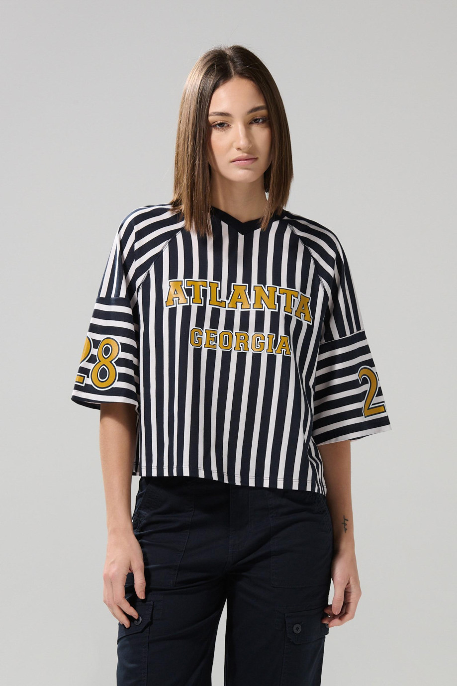 Camiseta crop top college con manga ranglan oversize