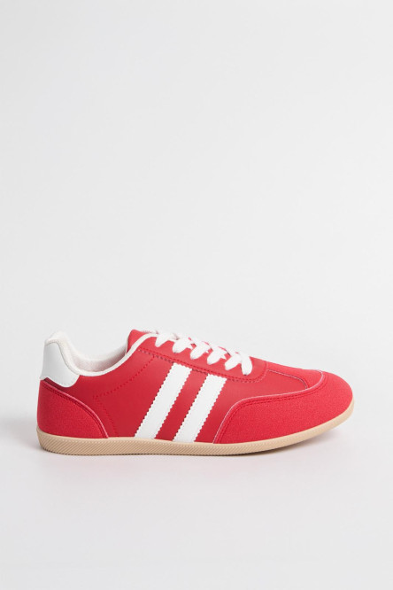 Tenis casuales unicolores con cortes y contrastes