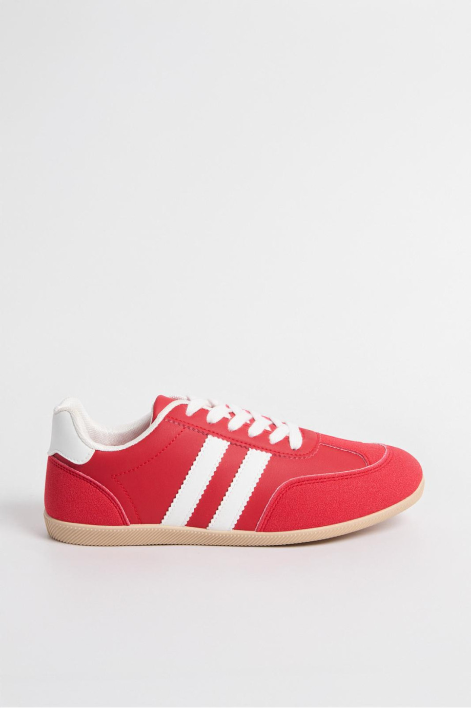 Tenis casuales unicolores con cortes y contrastes