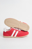 Tenis casuales unicolores con cortes y contrastes