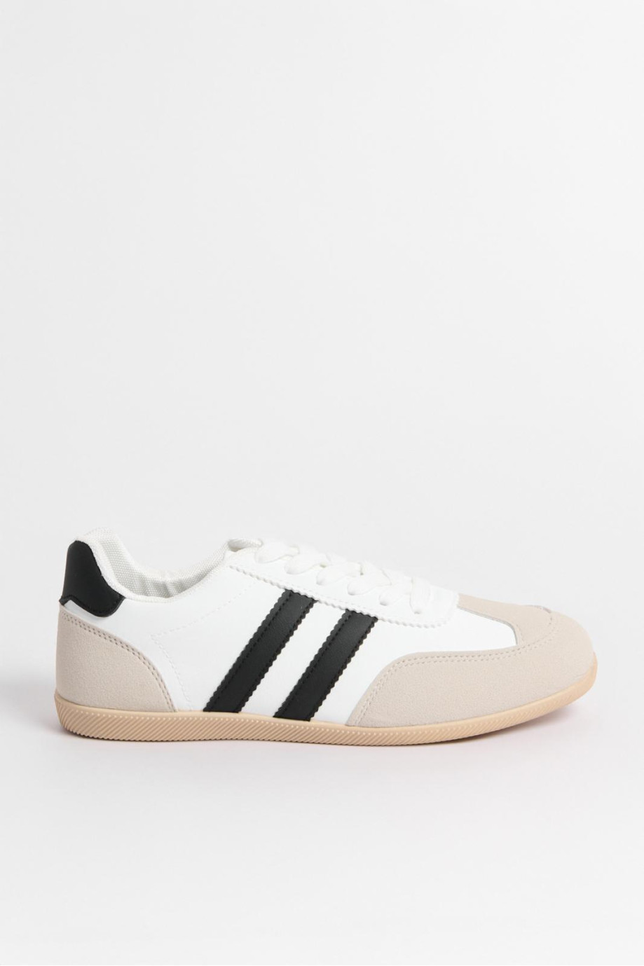 Tenis casuales unicolores con cortes y contrastes