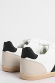 Tenis casuales unicolores con cortes y contrastes