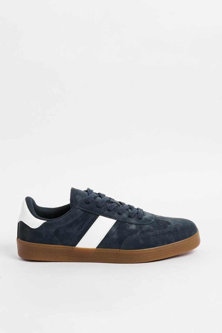 Zapatillas de estilo clásico, suela de caucho natural de perfil bajo.