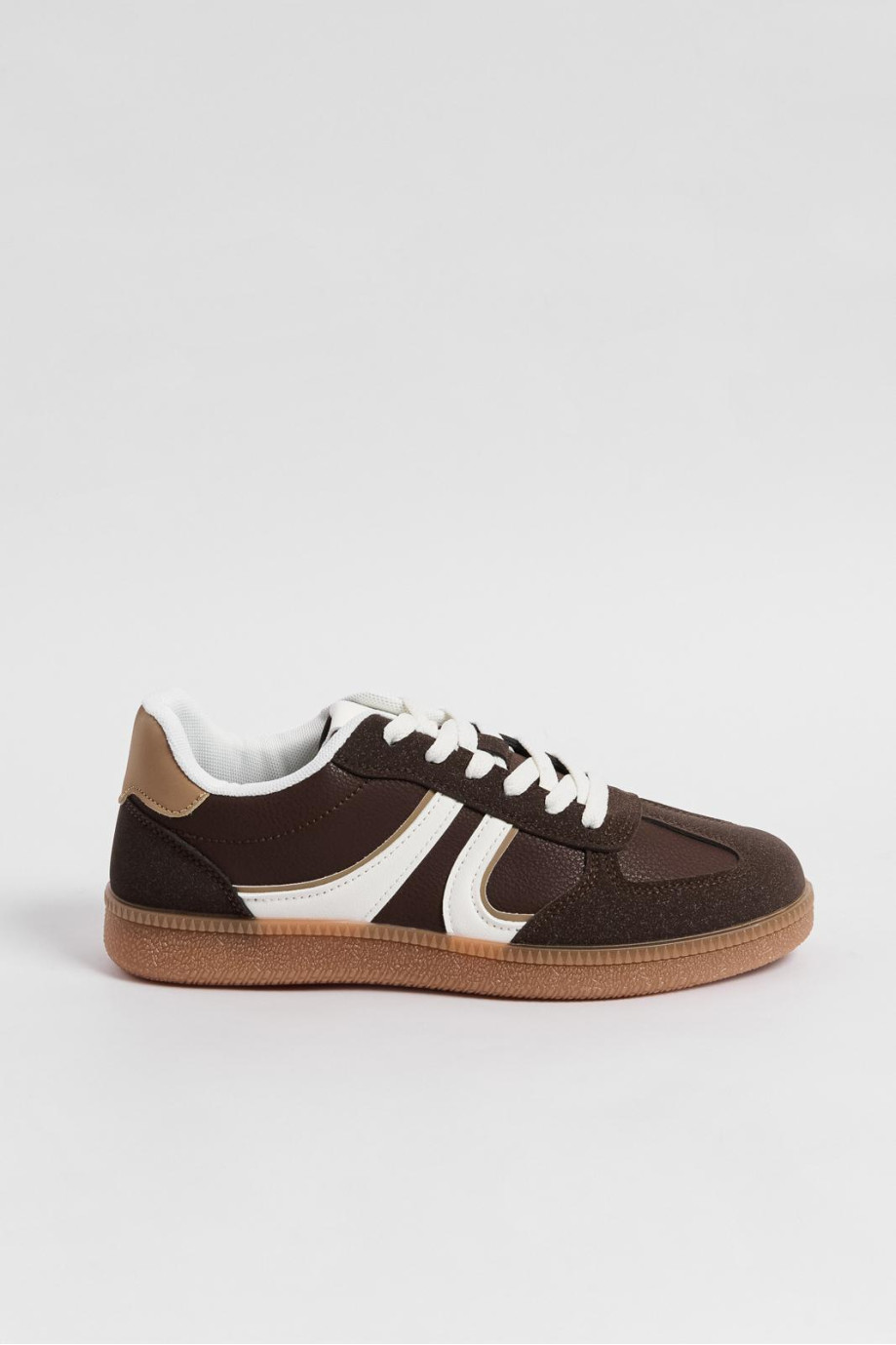 Zapatillas de estilo clásico, suela de caucho natural de perfil bajo.