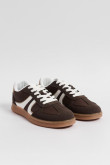 Zapatillas de estilo clásico, suela de caucho natural de perfil bajo.